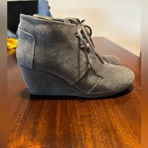Tom’s Suede Desert Wedge Bootie in Dark Gray, Size 5